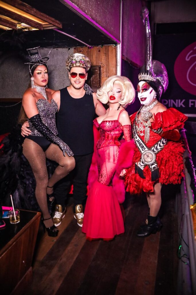 Na foto: Kiarah Pucca, apresentadora da Pink Flamingo, e Thiago Araujo, sócio da boate, Amanda Lepore e Isabelita dos Patins (Divulgação)