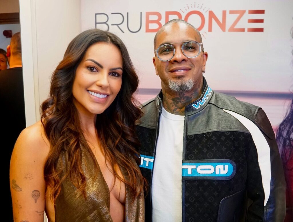 Rodriguinho marca presença em inauguração de espaço de beleza da esposa Bruna Amaral na Zona Norte de SP