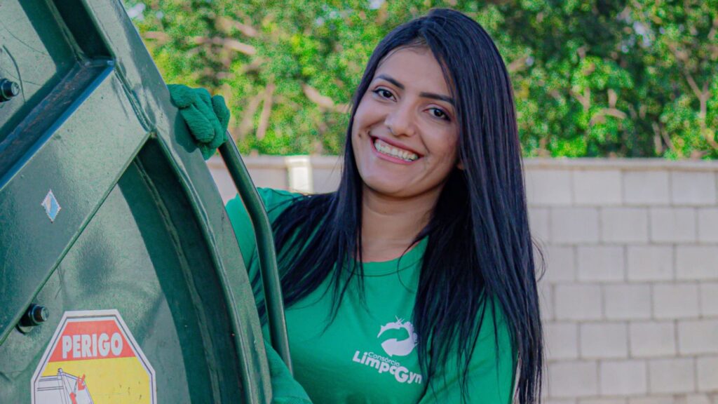 Raienne Medeiros : A força da mulher que transformou a coleta de lixo em propósito de vida