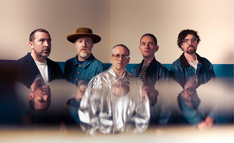 Hot Chip lança o single “Devotion” e anuncia a coletânea Joy In Repetition