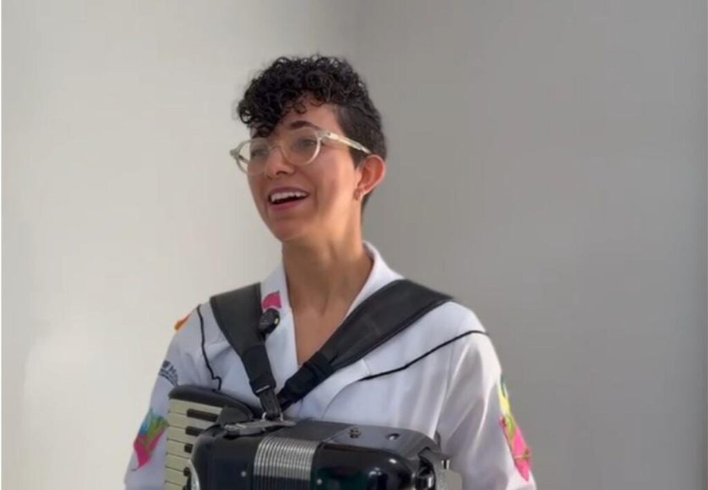 Hospital de Brotas celebra um ano com Coral da PMBA e ações de musicoterapia itinerante