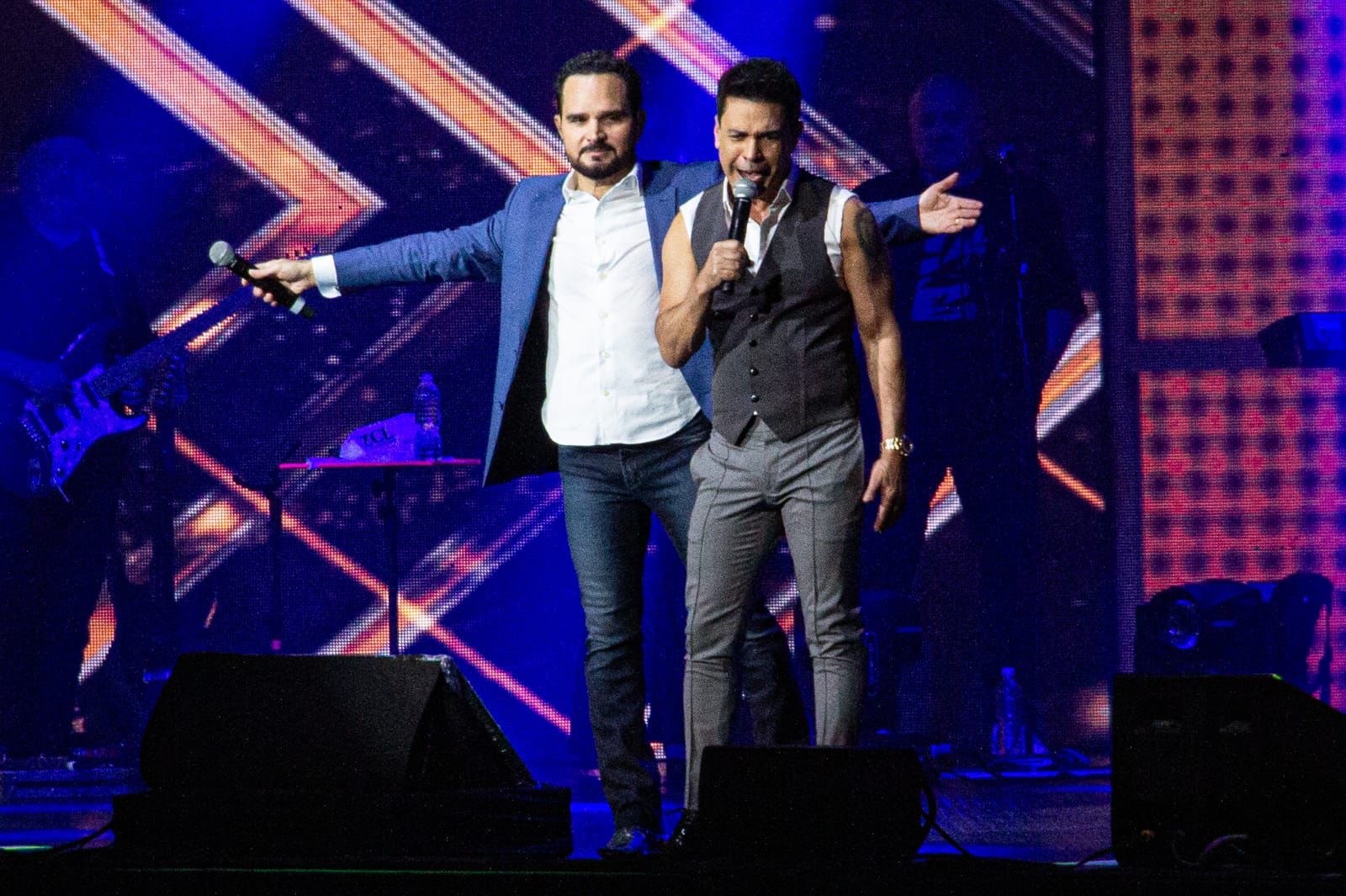 Zezé Di Camargo e Luciano são prestigiados por atores de “Eita Mundo Melhor”, em show no Rio
