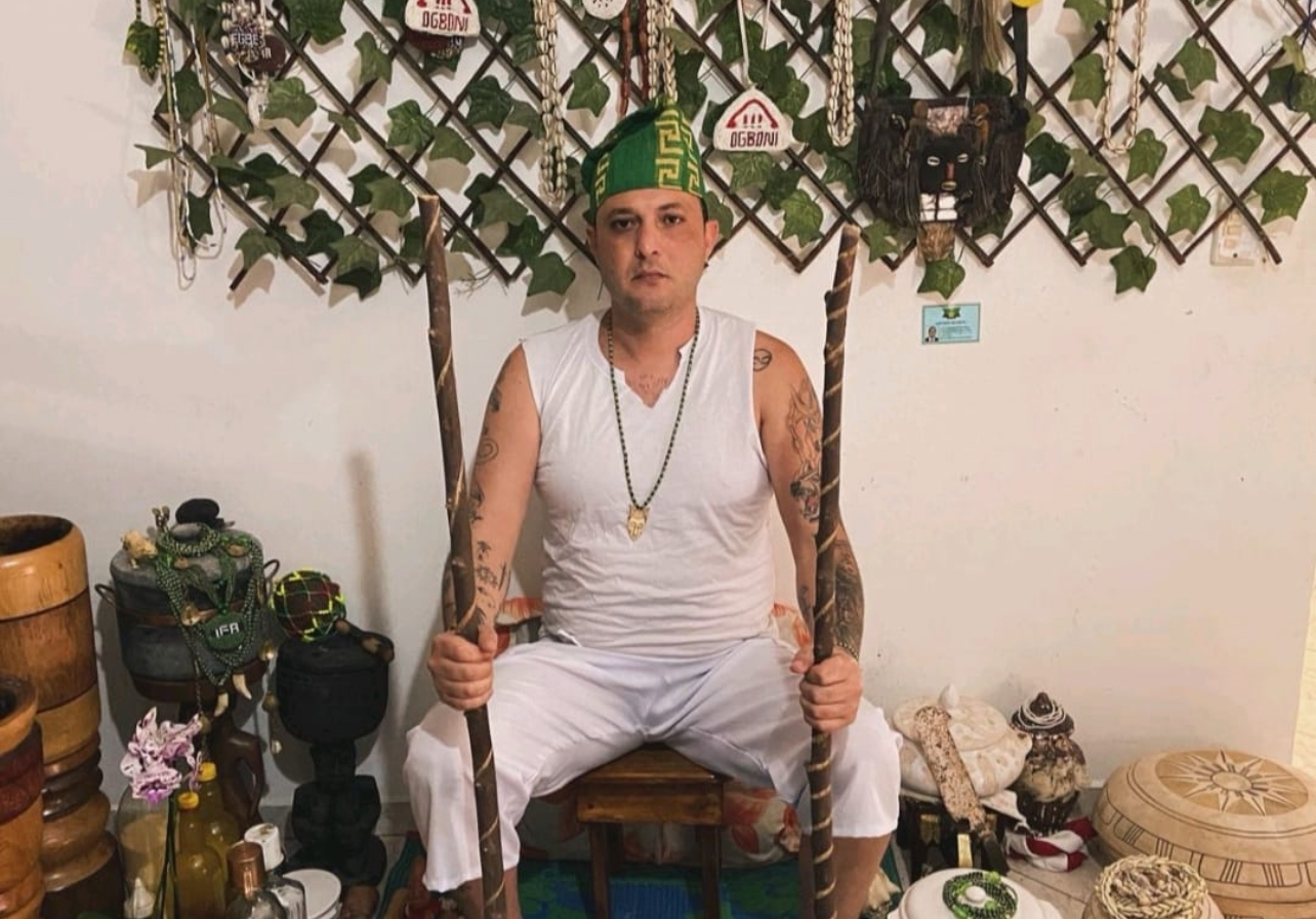 Jhonnata Pereira Inácio ,Babalawo e Babalorisá é destaque por ajudar centenas de pessoas a reencontrar um caminho de sucesso.