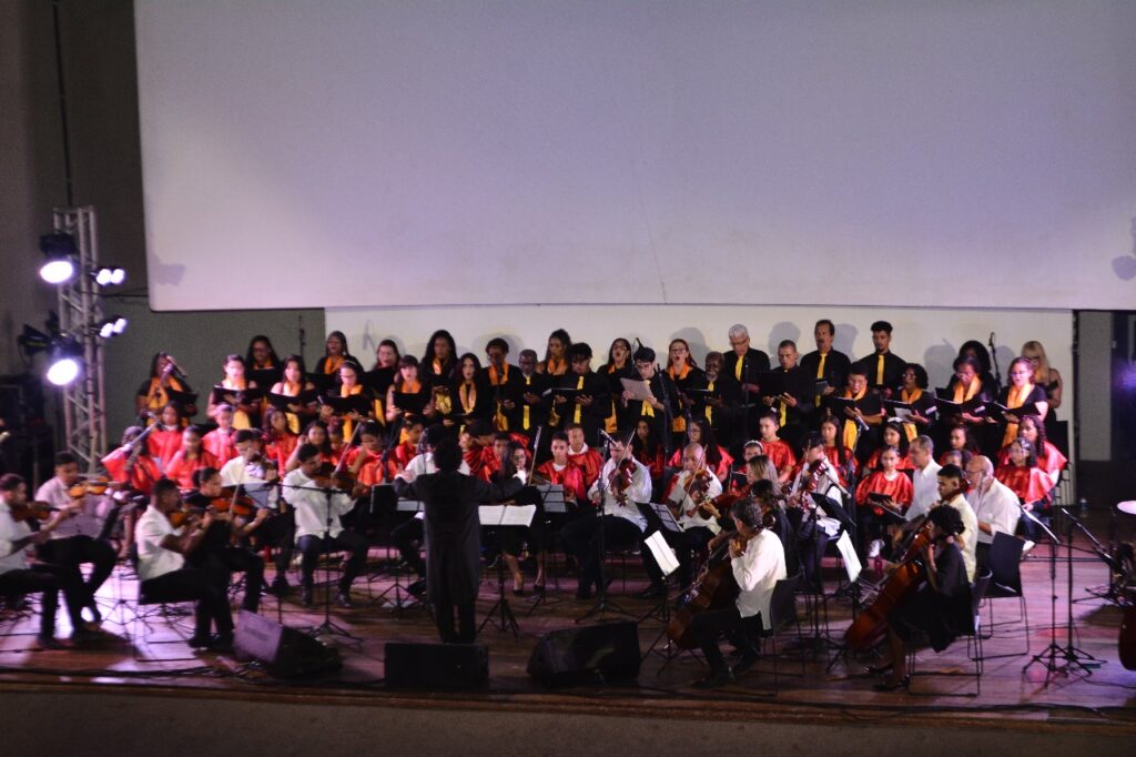 Orquestra Filarmônica de Pernambuco OFPE, Coral Infanto-Juvenil e Adulto do Projeto Espiral se apresentam no Teatro Guararapes