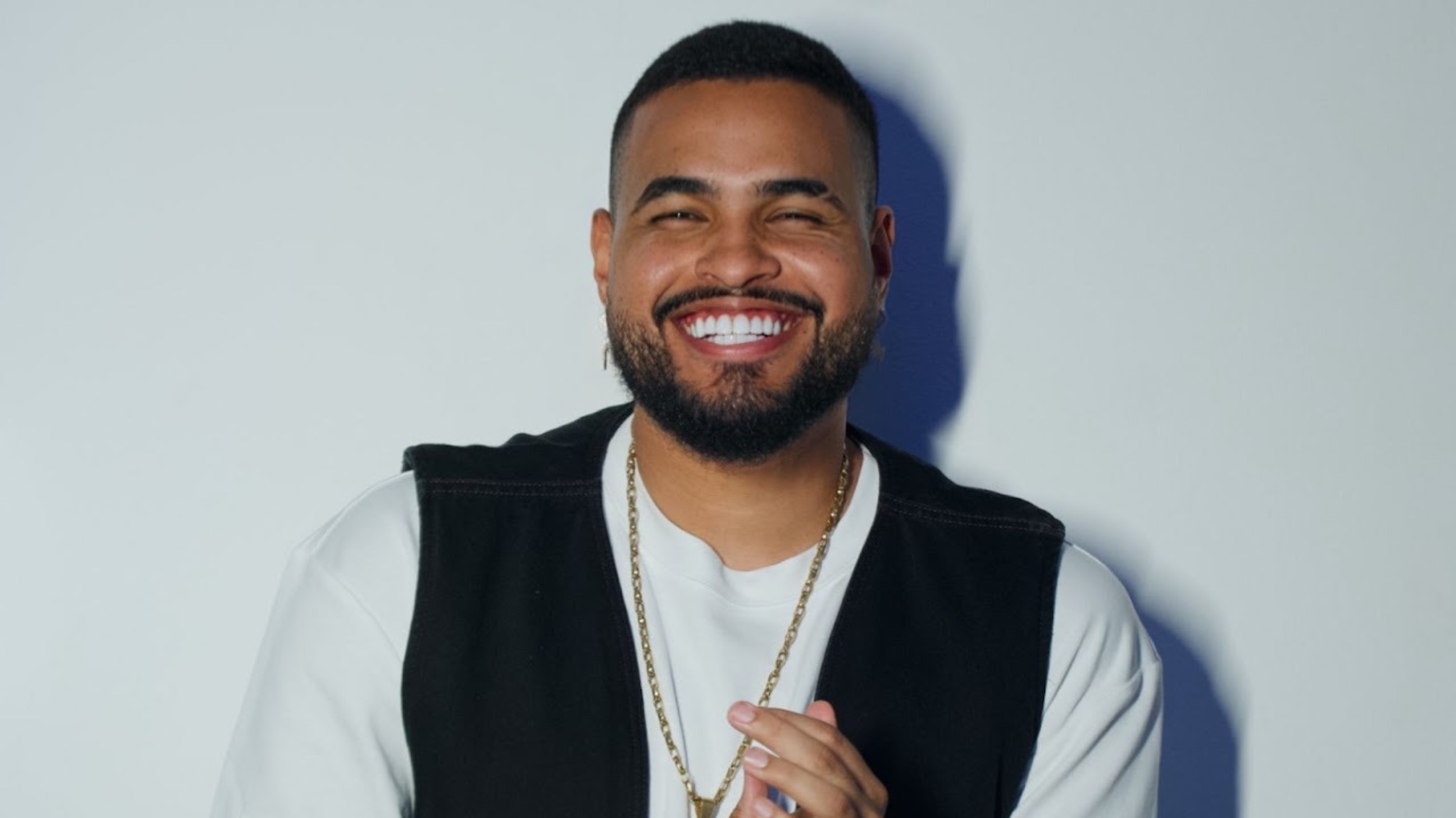 Yan faz dobradinha de shows no Rio neste domingo (18) e embala o verão carioca