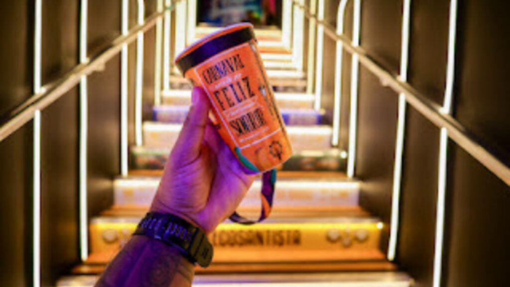 Com copos individuais, camarote do Carnaval em SP planeja economizar quatro toneladas de resíduos plásticos