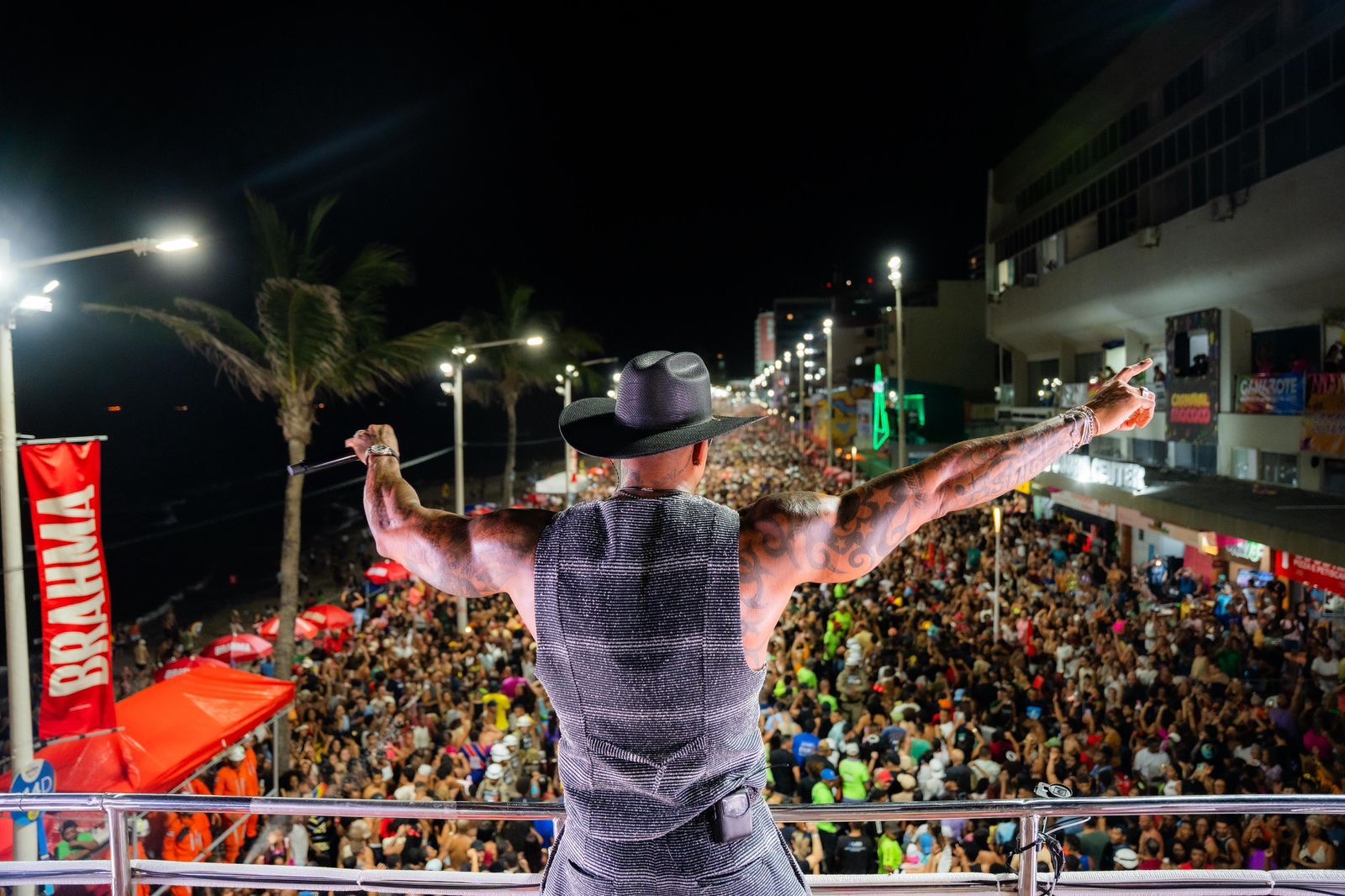 Léo Santana arrasta multidão na abertura oficial do seu Carnaval no Pipoco