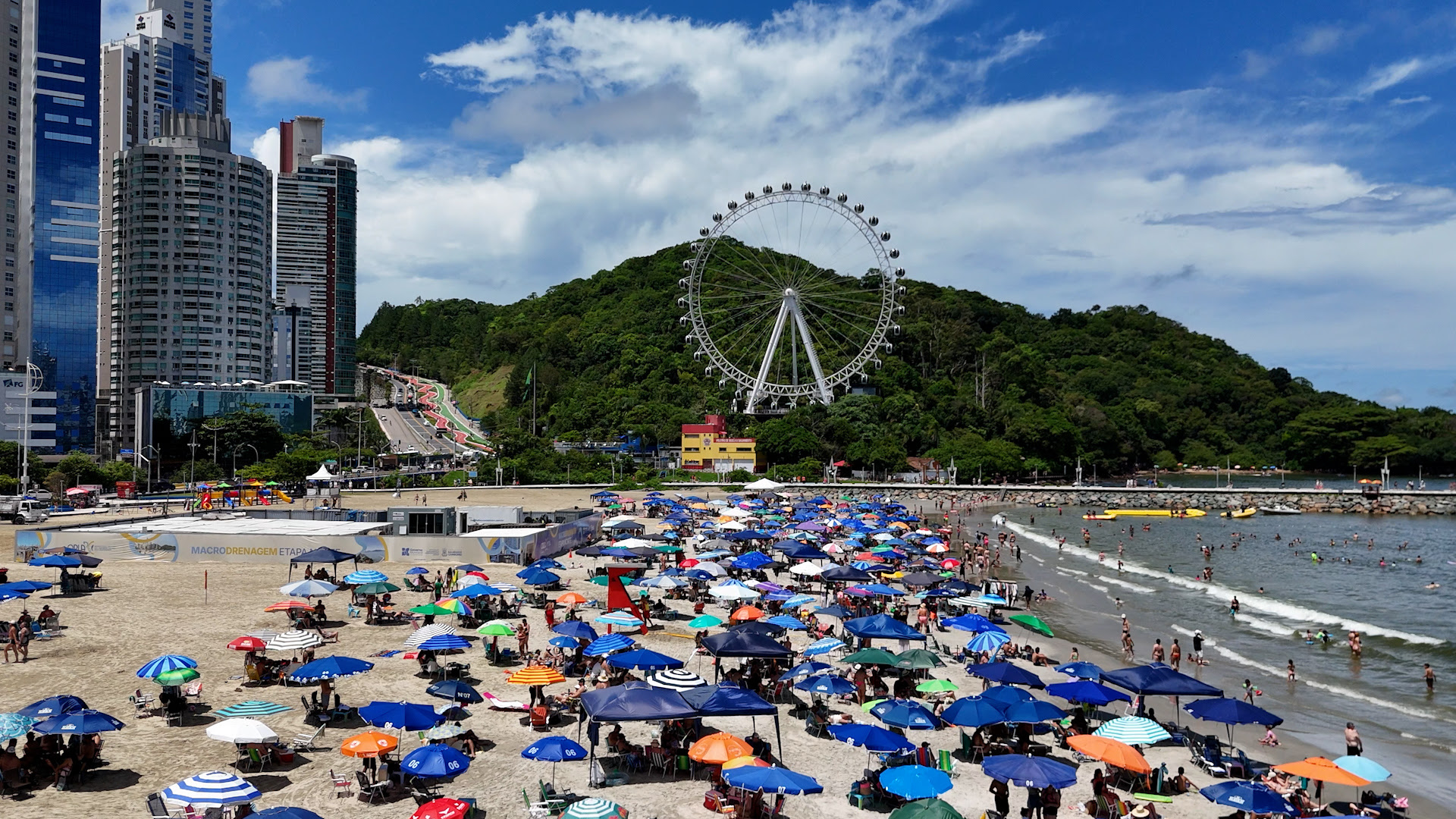 AgroPlay antecipa o clima do Carnaval com torneio esportivo e sunset na praia de Balneário Camboriú