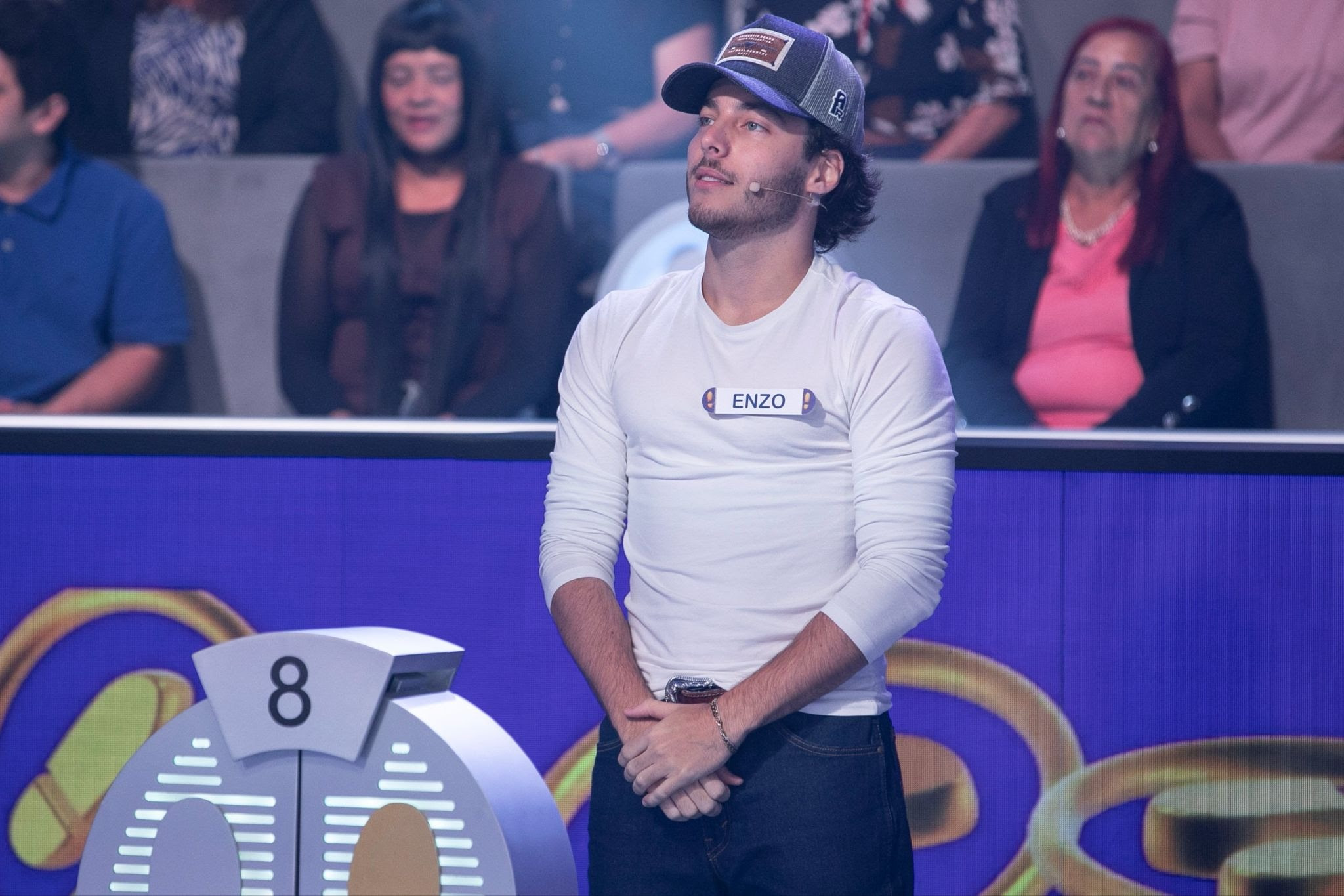 Enzo Ferro estreia “Dói Saber” na TV e se destaca no “Acerte ou Caia!” 