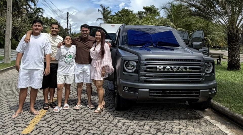 Márcia Fellipe ganha carro de luxo da família em celebração ao Dia das Mães