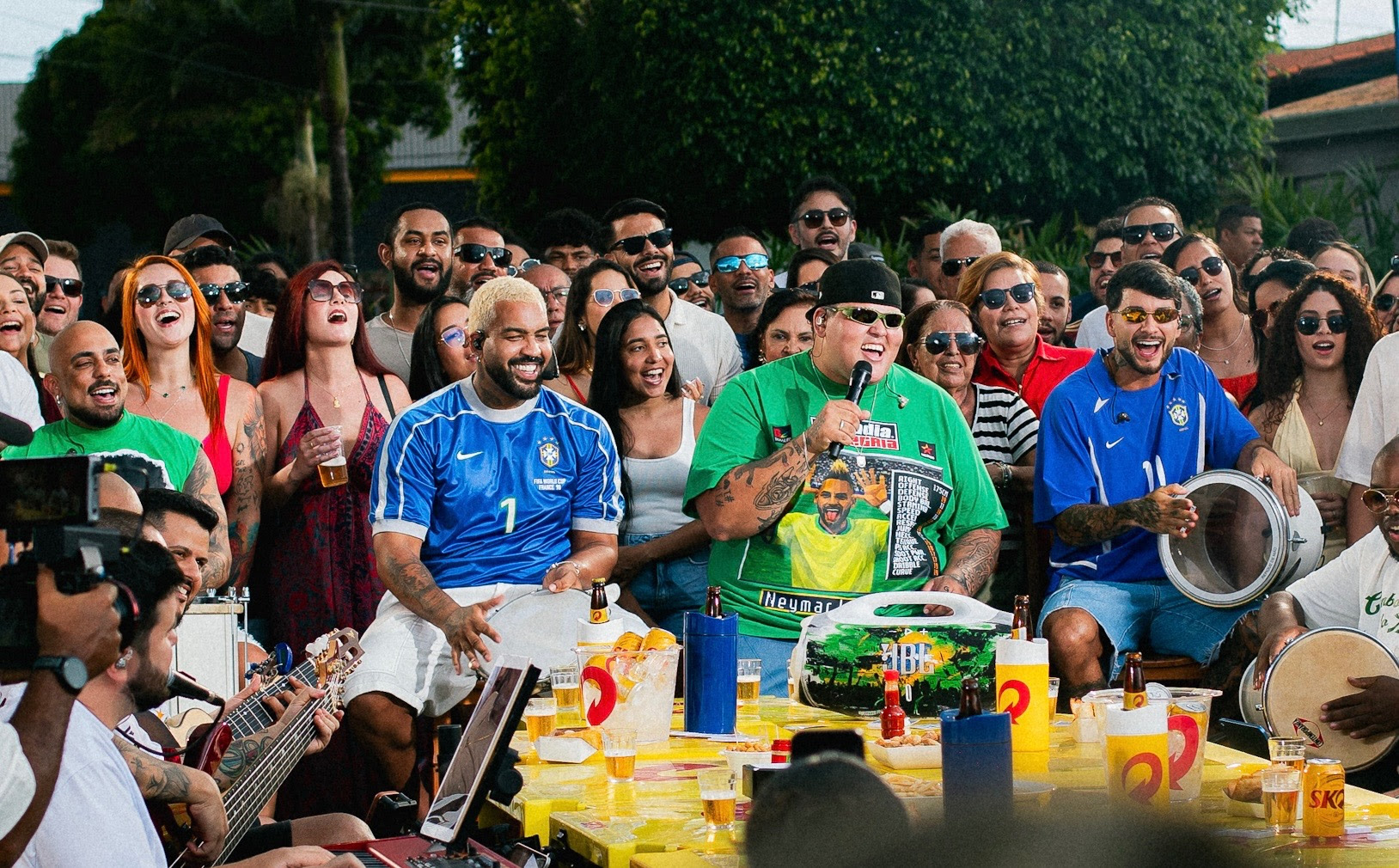 Você e seus amigos podem ganhar um pocket show do Menos é Mais! Grupo lança campanha nacional inspirada na Copa