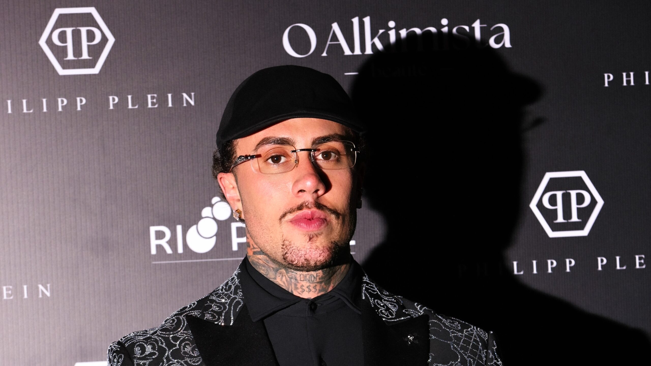 MC Daniel reforça conexão com a moda e prestigia desfile da Philipp Plein 