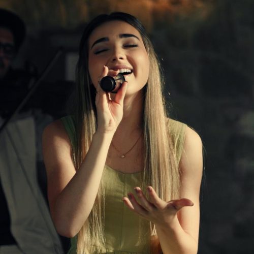 Com faixa autoral, Esther Durán avança em nova fase da carreira