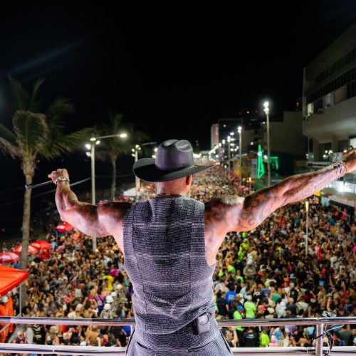 Léo Santana arrasta multidão na abertura oficial do seu Carnaval no Pipoco
