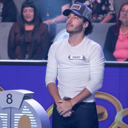 Enzo Ferro estreia “Dói Saber” na TV e se destaca no “Acerte ou Caia!” 