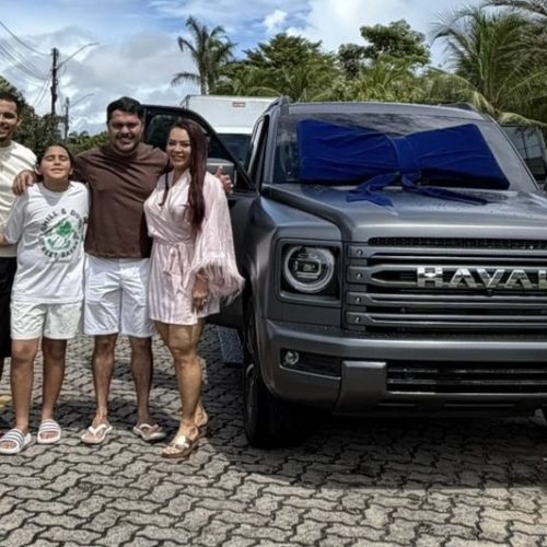 Márcia Fellipe ganha carro de luxo da família em celebração ao Dia das Mães