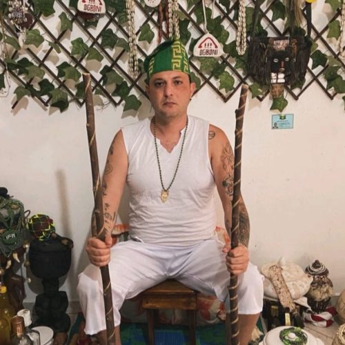 Jhonnata Pereira Inácio ,Babalawo e Babalorisá é destaque por ajudar centenas de pessoas a reencontrar um caminho de sucesso.