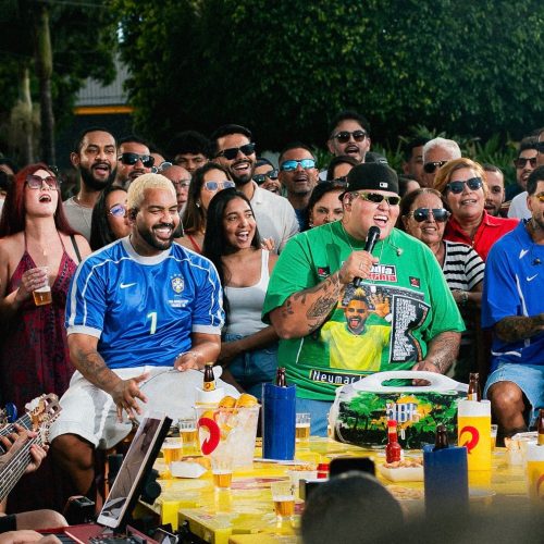 Você e seus amigos podem ganhar um pocket show do Menos é Mais! Grupo lança campanha nacional inspirada na Copa