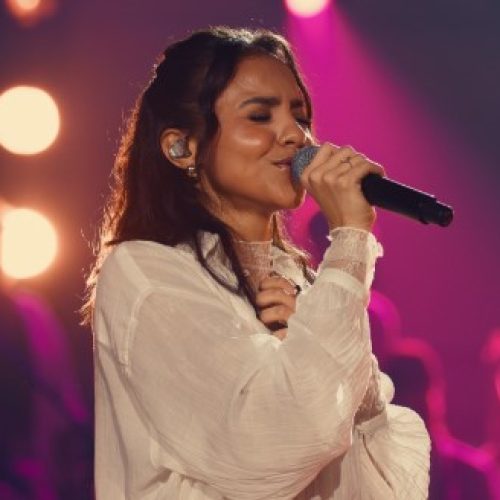 Julia Vitória lança álbum deluxe com canção inédita após “Ao Vivo na Ópera de Arame” ultrapassar 70 milhões de plays