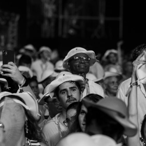 Copacabana de chapéu: João Gomes transforma a virada em símbolo de identidade