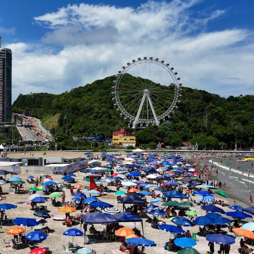 AgroPlay antecipa o clima do Carnaval com torneio esportivo e sunset na praia de Balneário Camboriú