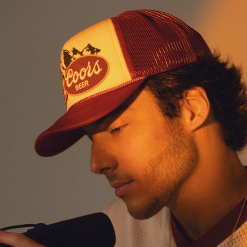 Após destaque no “The Voice Brasil”, Enzo Ferro lança “Dói Saber” e inicia nova fase