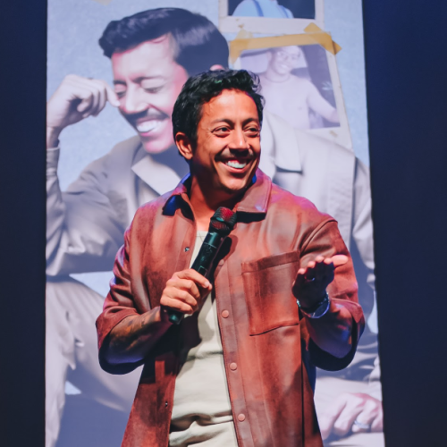 Renato Albani apresenta último show da turnê “A Ignorância É Uma Dádiva” em São Paulo neste domingo