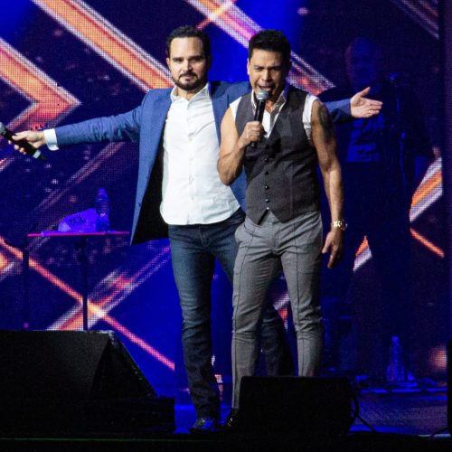 Zezé Di Camargo e Luciano são prestigiados por atores de “Eita Mundo Melhor”, em show no Rio